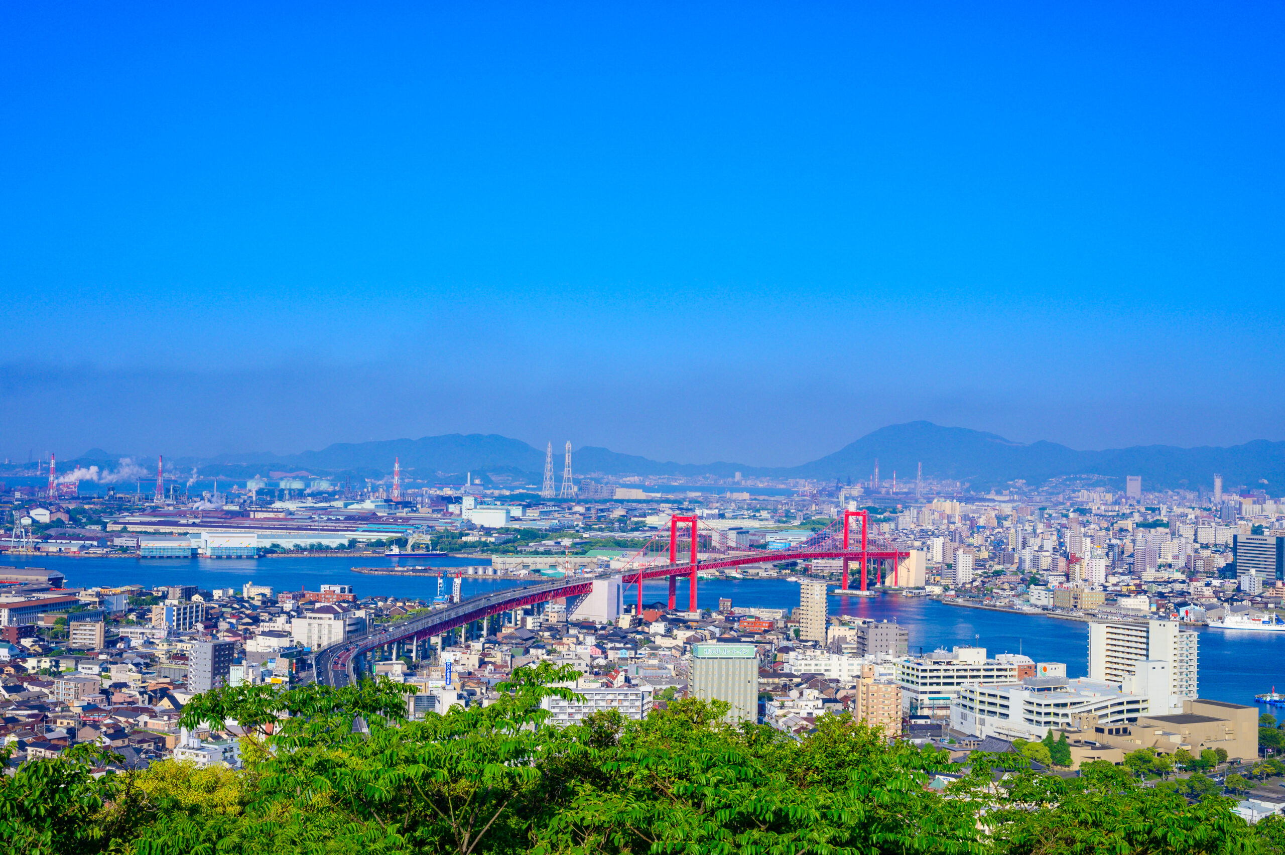 若戸大橋と北九州工業地帯の風景